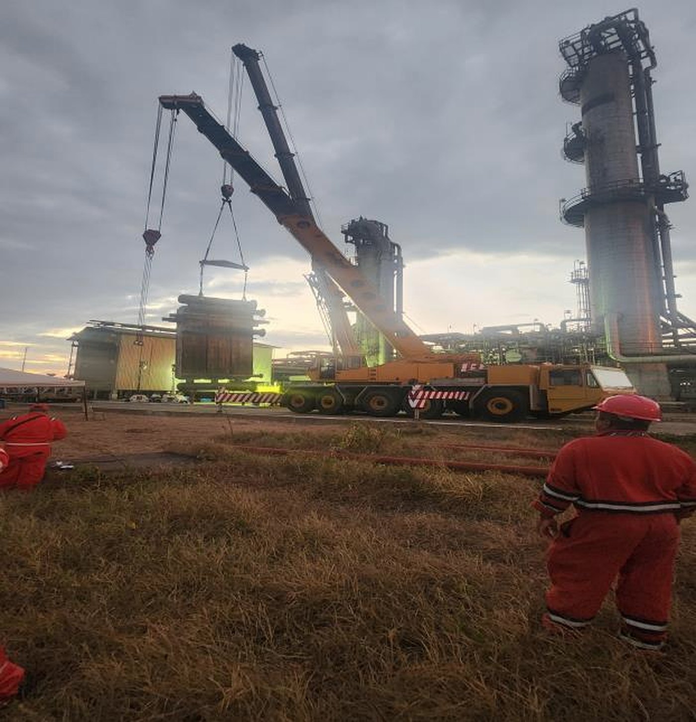Grúa de gran capacidad izando equipo en planta de extracción