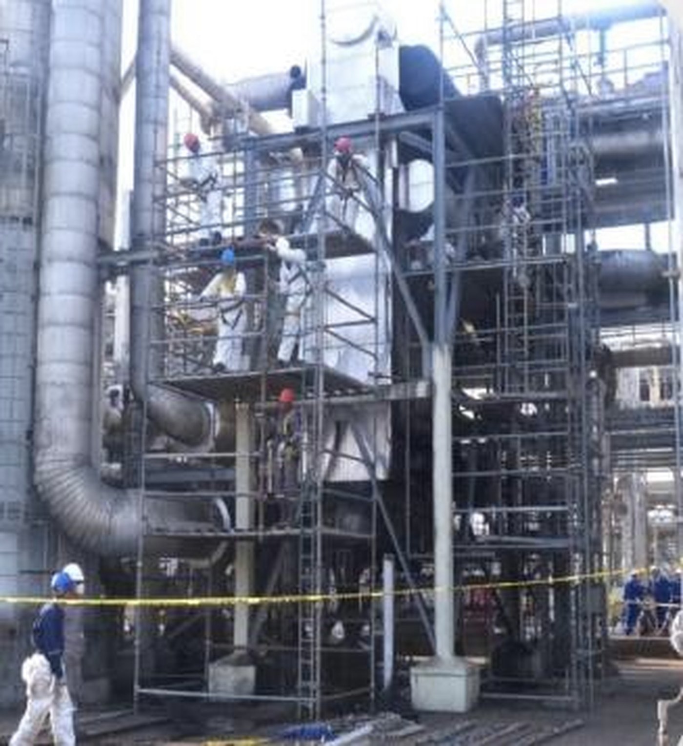Mantenimiento del intercambiador criogénico de tope de la desetanizadora y rectificadora de la Planta de Extracción Jusepín — registro fotográfico 2